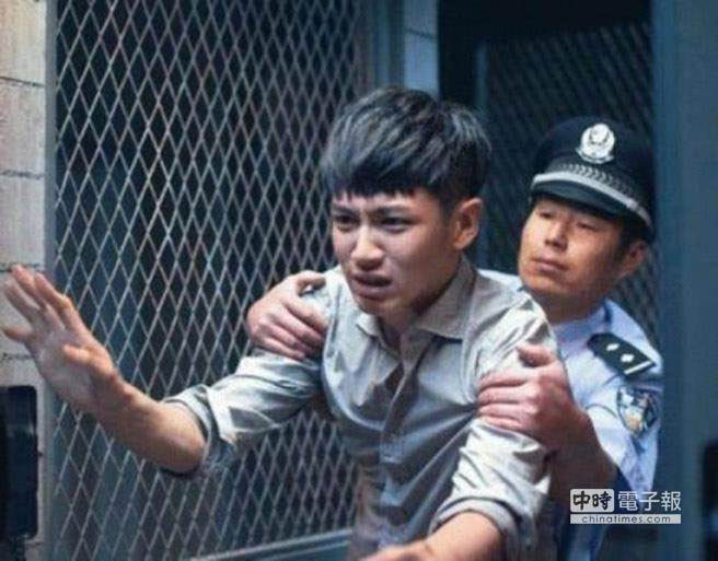 С�r��4������|������z