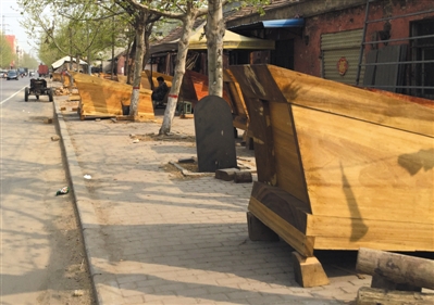 商水縣棺材市場又重新開了張,一條街上擠下了大大小小近20個棺材鋪。