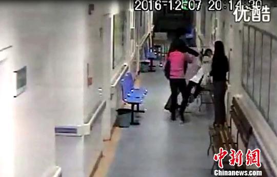 圖為女醫護人員被推倒瞬間。 網絡視頻截圖 攝