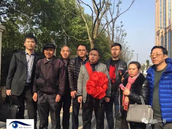 方春平一家人和辯護(hù)律師合影。