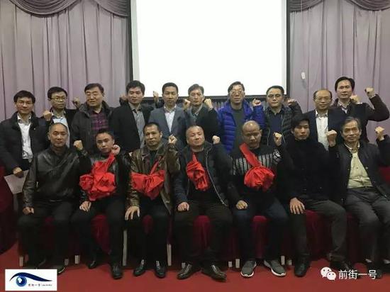 記者招待會(huì)后五名當(dāng)事人與律師合影。