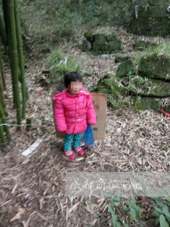 1月28日,渠縣李馥鎮(zhèn),一名兩歲的小女孩被人拴在墳場旁的竹子上,女孩被凍得放聲大哭。 警方供圖
