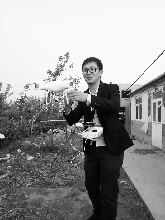 無人機(jī)偵查結(jié)束后落地。齊魯晚報記者 張琪攝