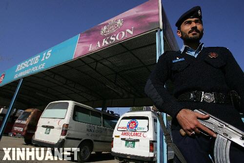 2月17日,一名警察在巴基斯坦首都伊斯蘭堡的警察救援中心警戒。為保障2月18日的議會選舉安全舉行,巴基斯坦在全國部署了約81000名安全部隊人員。 新華社記者 周磊 攝