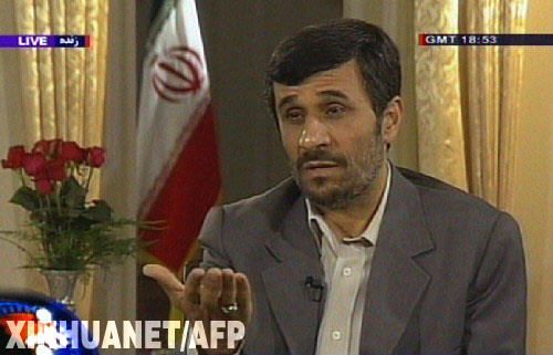 這是2月23日伊朗總統馬哈茂德·艾哈邁迪-內賈德在德黑蘭接受電視臺采訪的電視畫面。艾哈邁迪-內賈德當日在接受國家電視臺采訪時要求美國及其盟國就指控伊朗尋求發展核武器問題道歉。新華社/法新