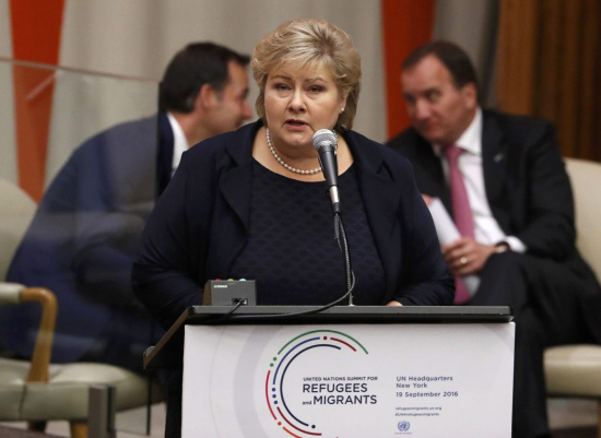 女人可一心二用!挪威女總理開會時忙“抓精靈”