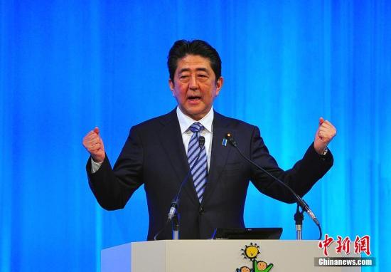 日本自民黨第84屆大會3月5日在東京舉行,正式決定將其黨章中原先規定的“最多2屆6年”的總裁任期,改為“最多3屆9年”。藉此,現任日本首相安倍晉三,得以在明年秋季其任期屆滿后,連續第三次參選自民黨總裁,從而打開其孜孜以求的長期執政之門。 <a target='_blank' ><p align=