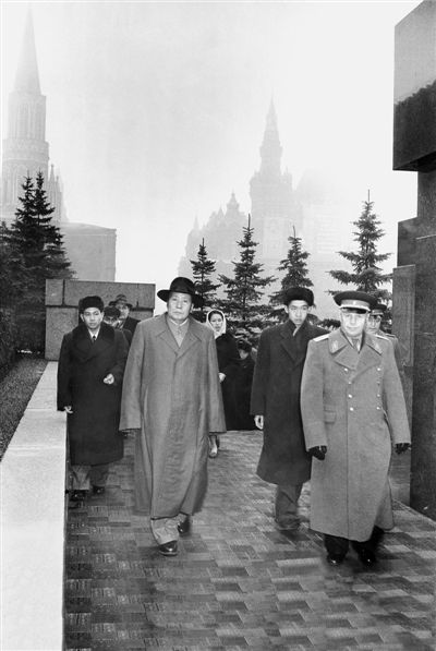 1957��11��5�����磬�ڿ���ķ�֌m���l�־��L��������ٌ���ͬ�£�ë��ϯ�ʴ���F���t��հ���Ќ�Ĺ�����I��Ȧ��ë��ϯ��Ȟ鷭�g����ͣ��҂Ȟ��lʿ���y��