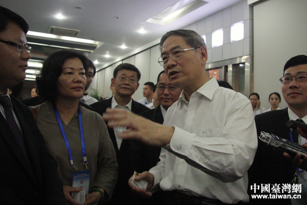 張志軍參觀合肥臺灣名品博覽會與臺灣青年聊創業 張志軍參觀合肥臺灣名品博覽會與臺灣青年聊創業