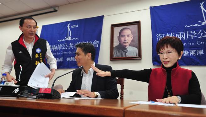 3月20日,國民黨“聚焦青年”會上,洪秀柱拒絕李新坐在自己身邊,并說“我等下要修理你” 3月20日,國民黨“聚焦青年”會上,洪秀柱拒絕李新坐在自己身邊,并說“我等下要修理你”