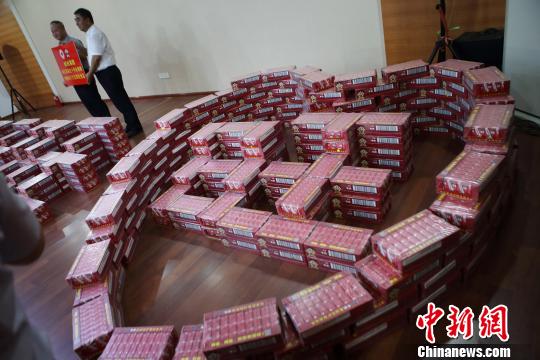 臺灣旺旺集團5日在南京向江蘇省紅十字會捐贈價值457萬元的生活物資,用于支持江蘇龍卷風災(zāi)害、水患災(zāi)區(qū)家園重建等。現(xiàn)場捐贈物資被壘放成愛心的造型。 泱波 攝