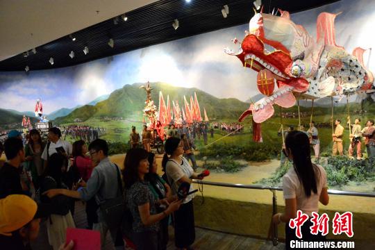 圖為兩岸記者、青年學(xué)生在龍巖市博物館了解閩西客家民俗活動(dòng)。 張金川 攝