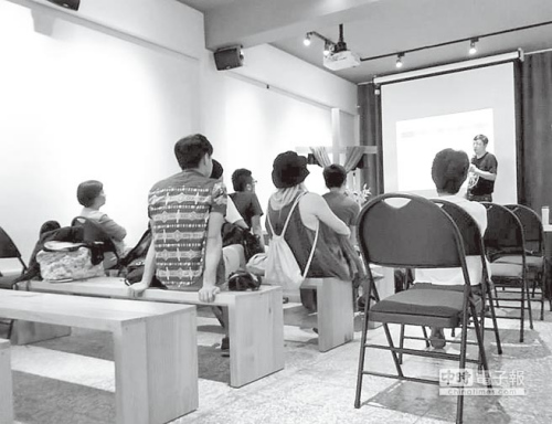 我與大陸同學一道上社課聽學長姐講述兩岸現狀。 (作者提供)