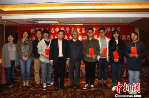 1月4日晚,“蔡振良先生中國大陸來臺優秀研修生獎助金”頒獎活動在臺北舉行,五名在臺灣學習的優秀大陸學子每人獲頒10萬元新臺幣獎助金。圖為蔡振良(左五)、臺灣名儕醫學文教基金會有關負責人與獲獎學生合影。 陳小愿 攝