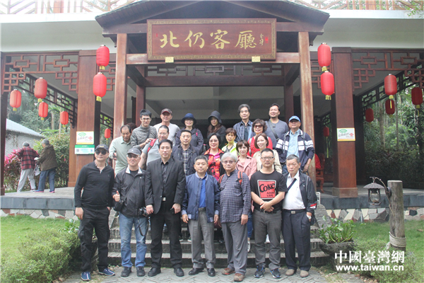 兩岸網(wǎng)絡(luò)媒體人在北仍村合影留念。(中國(guó)臺(tái)灣網(wǎng) 吳曉寒 攝) 兩岸網(wǎng)絡(luò)媒體人在北仍村合影留念。(中國(guó)臺(tái)灣網(wǎng) 吳曉寒 攝)