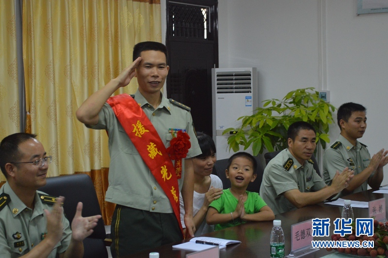 為綠色戎裝綴上艷紅的格桑花——廣西北海邊防支隊機動大隊歡送援藏干部踏新征 為綠色戎裝綴上艷紅的格桑花——廣西北海邊防支隊機動大隊歡送援藏干部踏新征